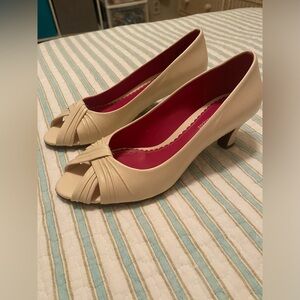 EUC Naturalizer beige heels size 7M